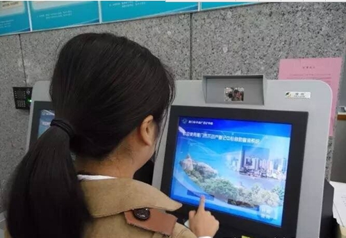 新上線的年票發售系統集成了2015最新款的三代身份證讀卡器 僅支持身份證用戶