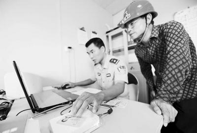 千景公司附近科技園區(qū)警務(wù)室民警安裝使用精倫IDR210身份證閱讀器 千景公司附近科技園區(qū)警務(wù)室民警安裝使用精倫IDR210身份證閱讀器